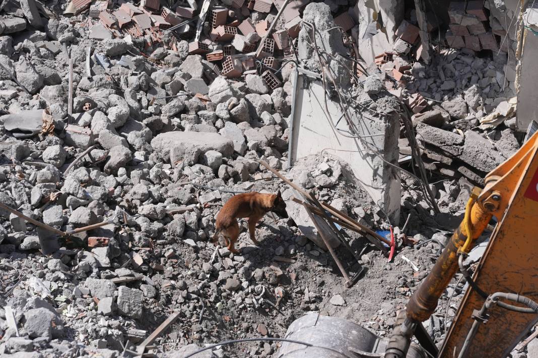 Ankara'da istinat duvarı çöktü. Bir işçi enkaz altında 5